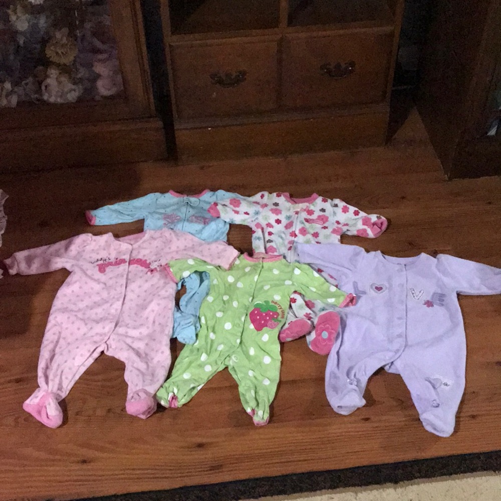 SOLD😊 Carter’s 🌸 baby girls footies💞